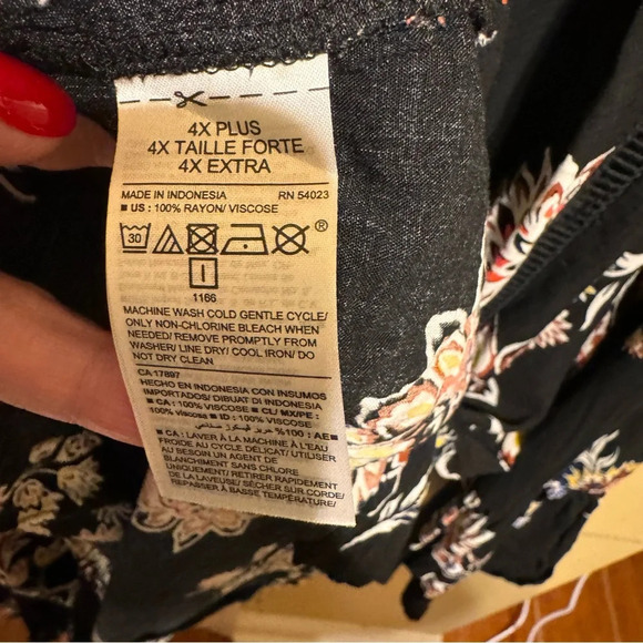 Old Navy Black Floral Plus Size Blouse Sz 4X - Picture 6 of 10